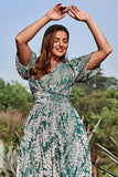 Une robe de bal Line V col vert imprimé floral plus grande taille avec manches courtes